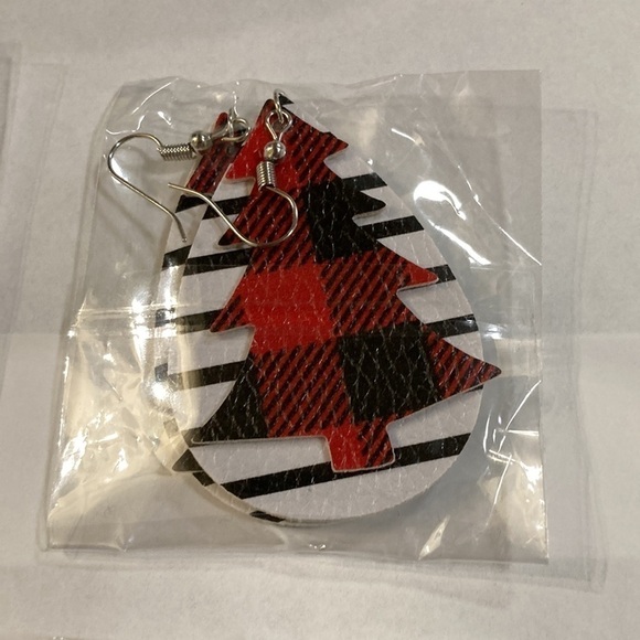 NEW! 7 PAIRS OF BUFFALO CHECK CHRISTMAS DROP/DANGLE FAUX LEATHER EARRINGS - Picture 4 of 13